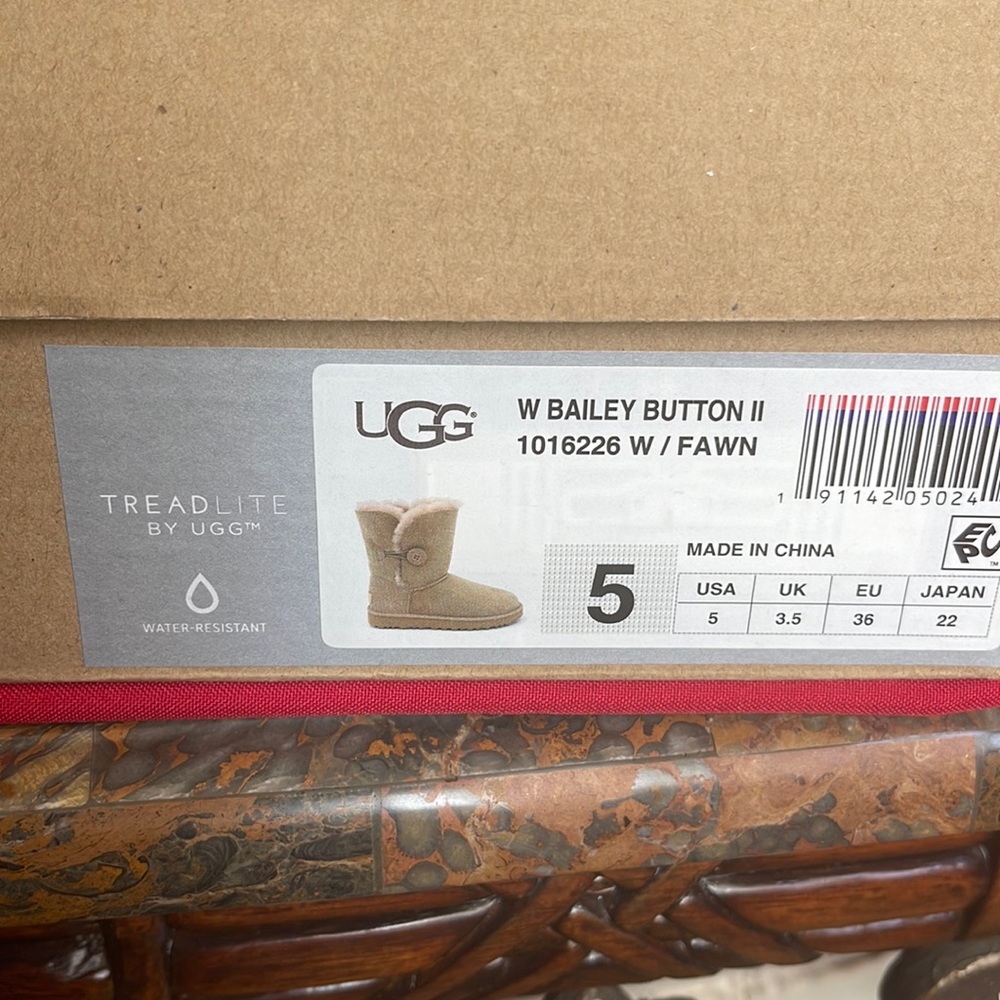 UGG Bailey Button
